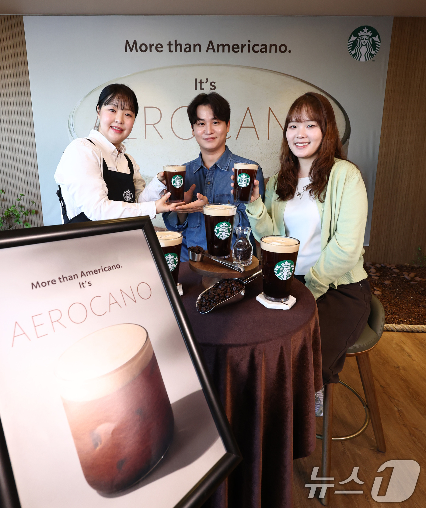 (서울=뉴스1) 최지환 기자 = 23일 서울 용산구 스타벅스 아카데미 센터에서 열린 스타벅스 에어로카노 출시 사진행사에서 직원들이 에어로카노를 소개하고 있다. 에어로카노는 아메리카 …