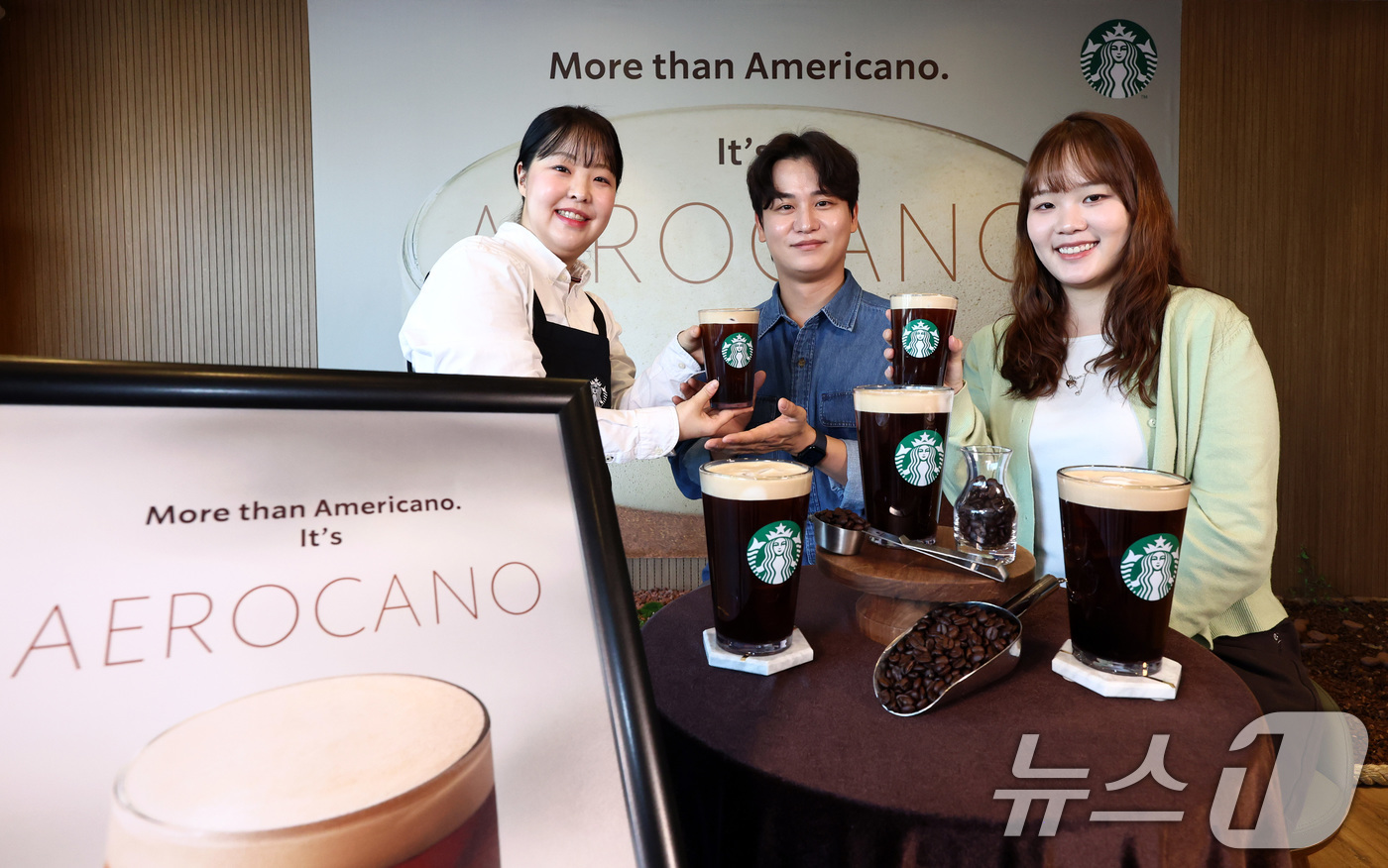 (서울=뉴스1) 최지환 기자 = 23일 서울 용산구 스타벅스 아카데미 센터에서 열린 스타벅스 에어로카노 출시 사진행사에서 직원들이 에어로카노를 소개하고 있다. 에어로카노는 아메리카 …