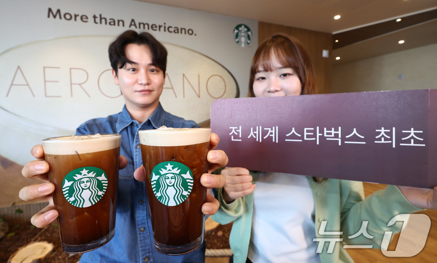 (서울=뉴스1) 최지환 기자 = 23일 서울 용산구 스타벅스 아카데미 센터에서 열린 스타벅스 에어로카노 출시 사진행사에서 직원들이 에어로카노를 소개하고 있다. 에어로카노는 아메리카 …