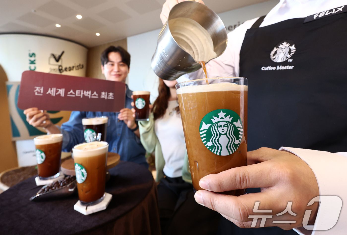 (서울=뉴스1) 최지환 기자 = 23일 서울 용산구 스타벅스 아카데미 센터에서 열린 스타벅스 에어로카노 출시 사진행사에서 직원들이 에어로카노를 소개하고 있다. 에어로카노는 아메리카 …