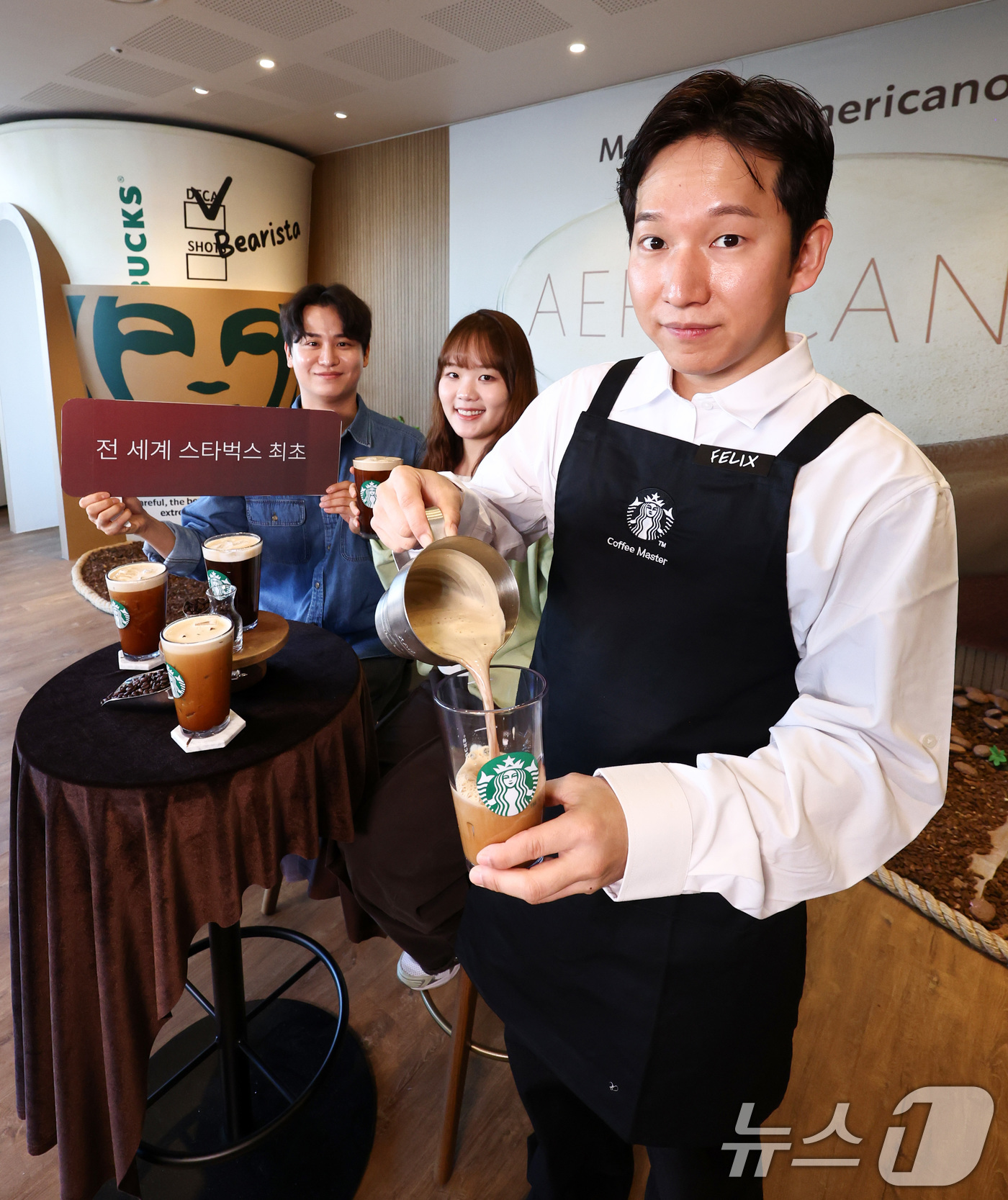 (서울=뉴스1) 최지환 기자 = 23일 서울 용산구 스타벅스 아카데미 센터에서 열린 스타벅스 에어로카노 출시 사진행사에서 직원들이 에어로카노를 소개하고 있다. 에어로카노는 아메리카 …