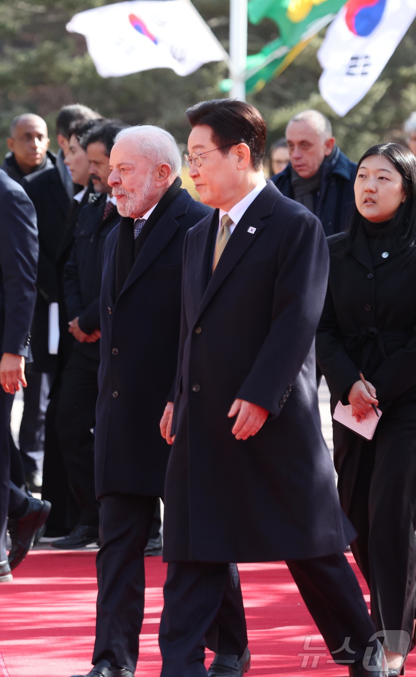 (서울=뉴스1) 허경 기자 = 이재명 대통령과 브라질 루이스 이나시우 룰라 다 시우바 대통령이 23일 청와대에서 열린 공식 환영식에서 의장대를 사열하고 있다. 2026.2.23/뉴 …