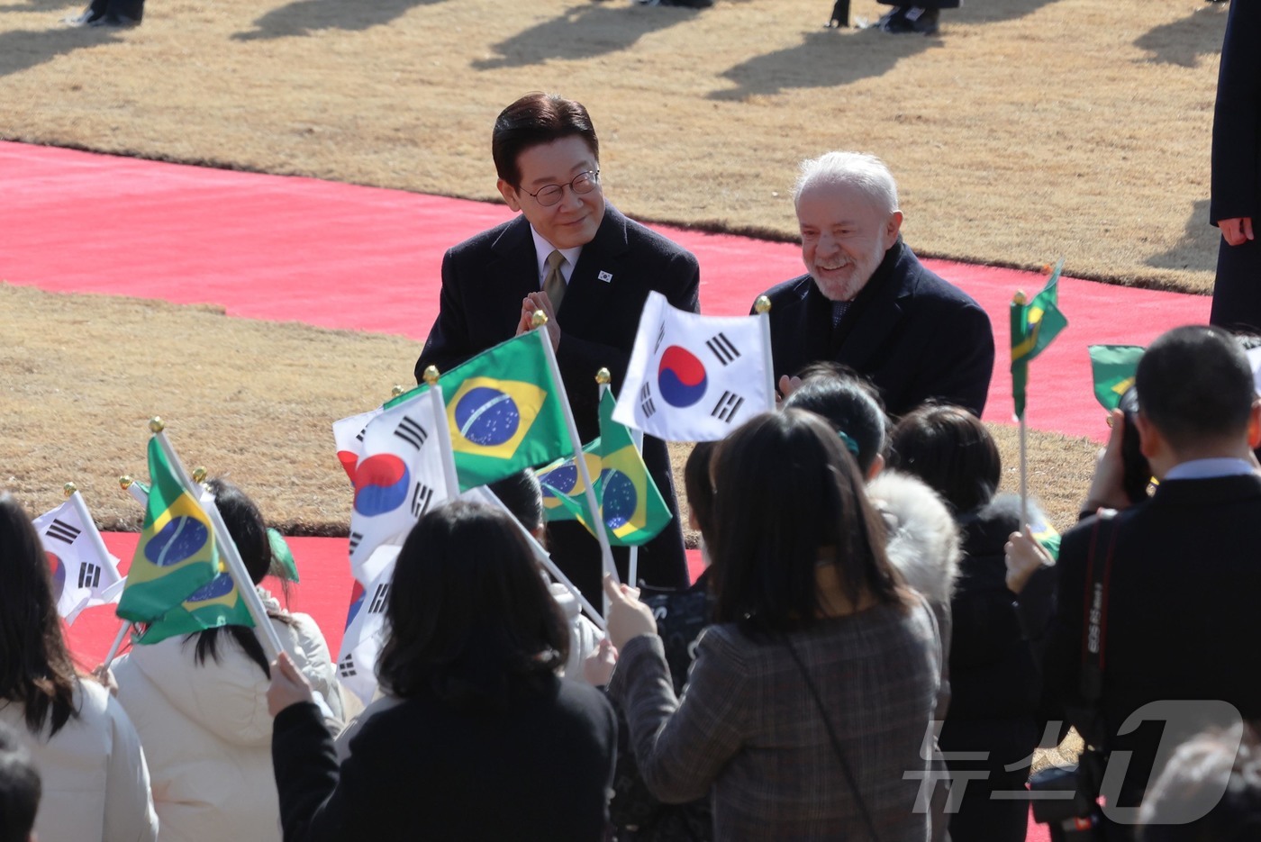 (서울=뉴스1) 허경 기자 = 이재명 대통령이 23일 국빈 방한한 브라질 루이스 이나시우 룰라 다 시우바 대통령과 함께 청와대에서 이재명 대통령과 정상회담에 앞서 열린 공식 환영식 …