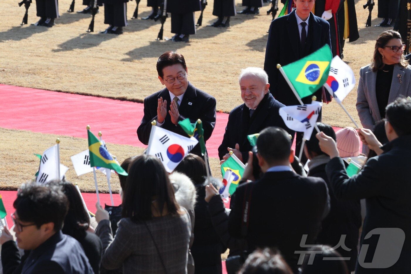 본문 이미지 - 이재명 대통령이 23일 국빈 방한한 브라질 루이스 이나시우 룰라 다 시우바 대통령과 정상회담에 앞서 열린 공식 환영식에서 어린이들에게 환영을 받고 있다. 2026.2.23 ⓒ 뉴스1 허경 기자