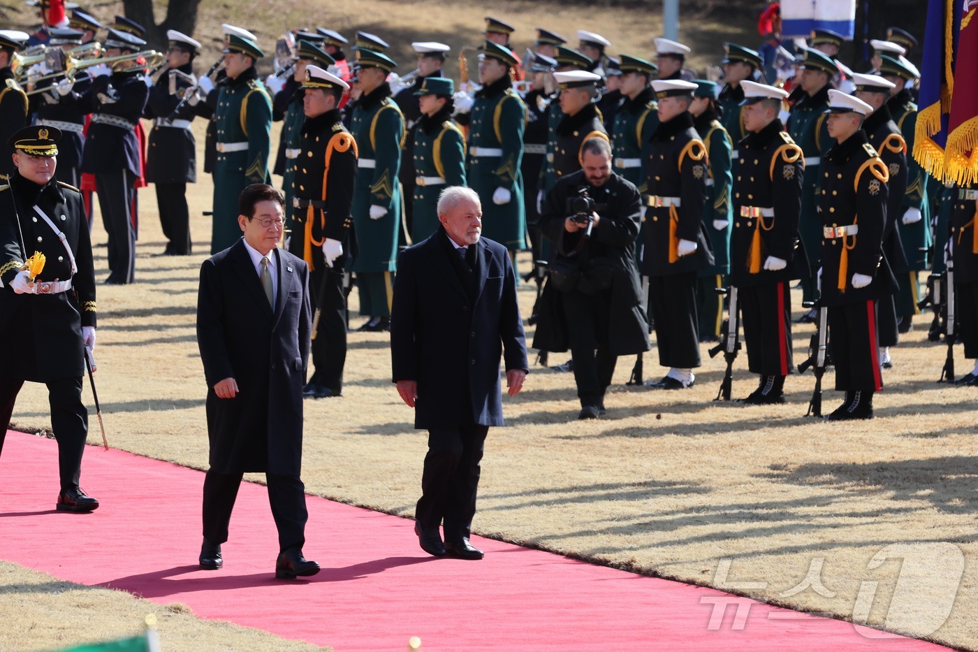 (서울=뉴스1) 허경 기자 = 이재명 대통령과 브라질 루이스 이나시우 룰라 다 시우바 대통령이 23일 청와대에서 열린 공식 환영식에서 의장대를 사열하고 있다. 2026.2.23/뉴 …