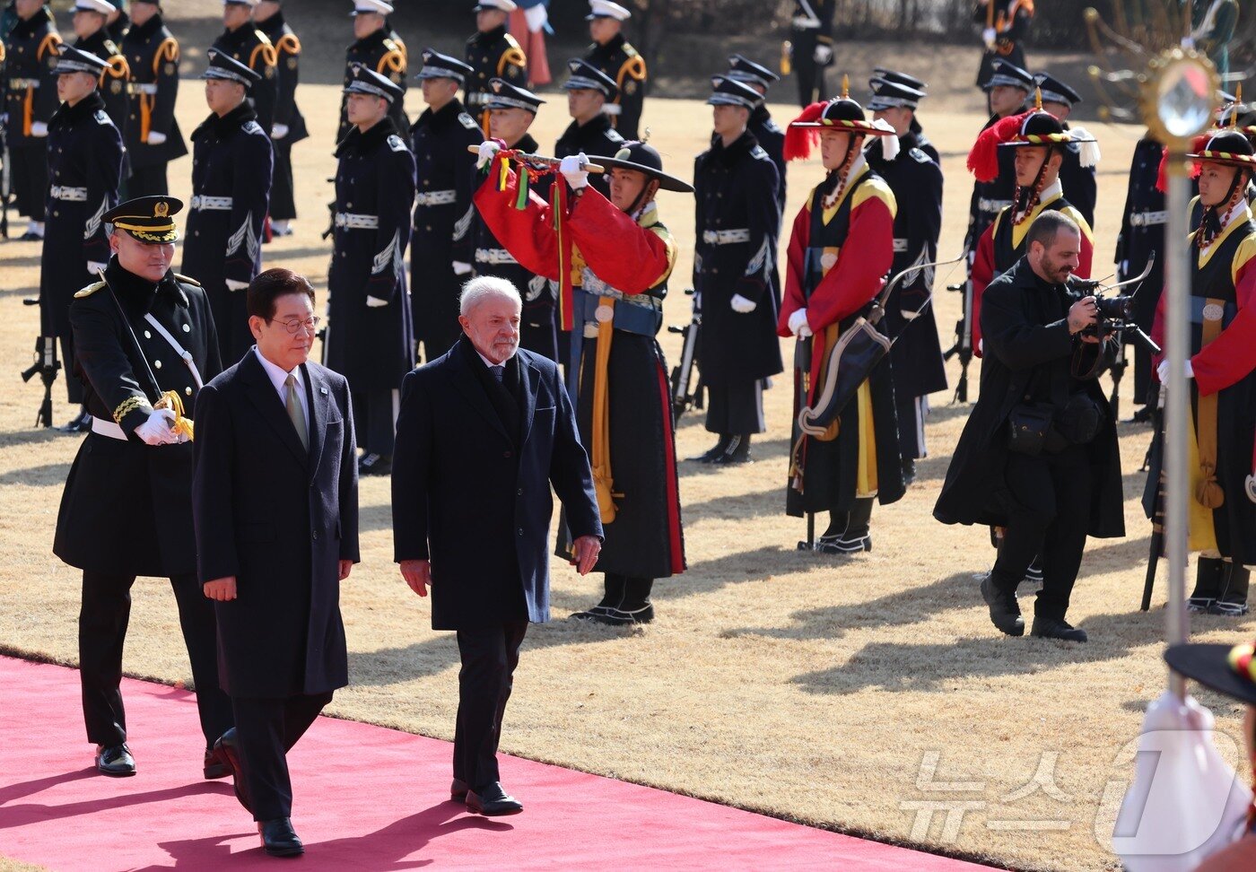 본문 이미지 - 이재명 대통령과 브라질 루이스 이나시우 룰라 다 시우바 대통령이 23일 청와대에서 열린 공식 환영식에서 의장대를 사열하고 있다. 2026.2.23 ⓒ 뉴스1 허경 기자
