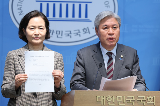 기자회견하는 서왕진 원내대표