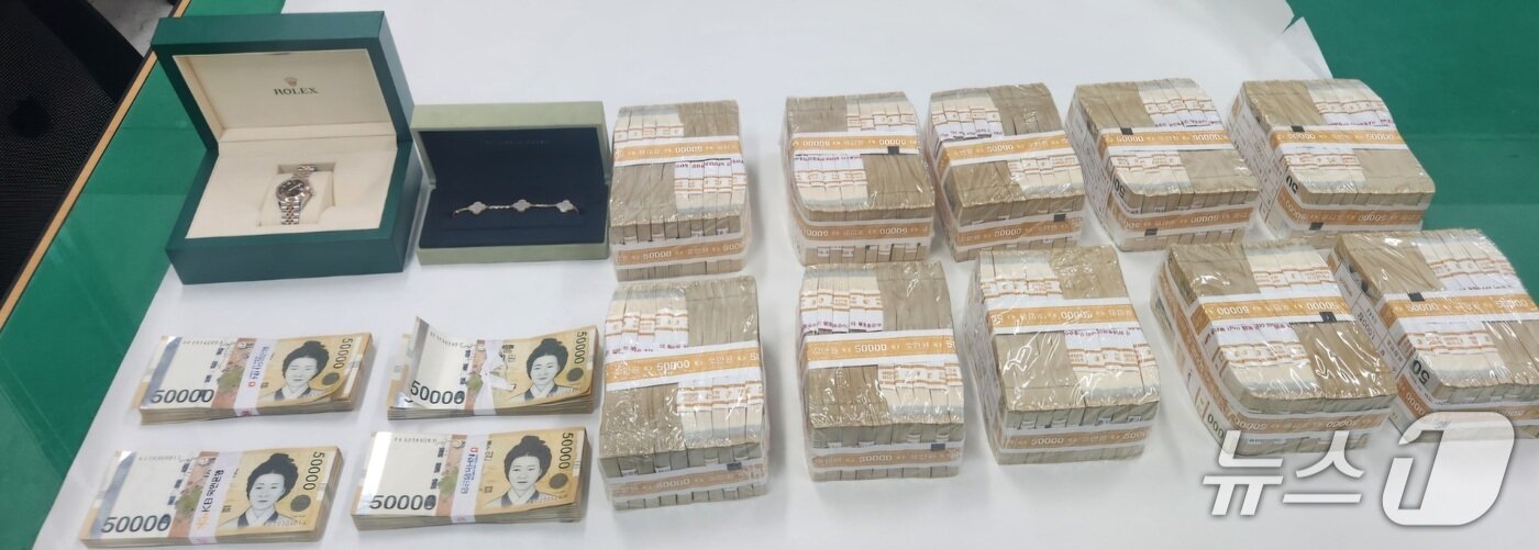 본문 이미지 - 경찰이 압수한 보이스피싱 범죄수익금(대전경찰청 제공) /뉴스1