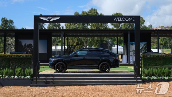 본문 이미지 - 19일(현지시각) 미국 캘리포니아주(州) 리비에라 컨트리클럽에서 개막한 미국프로골프협회(PGA) 투어 토너먼트 대회 '2026제네시스 인비테이셔널'에 우승자에게 수여될 제네시스 'GV80 쿠페' 블랙 모델이 전시된 모습. 2026.02.19.