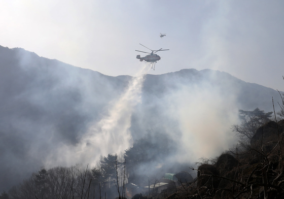 강풍에 경남 함양 산불 악화…국가소방동원령 2차 발령