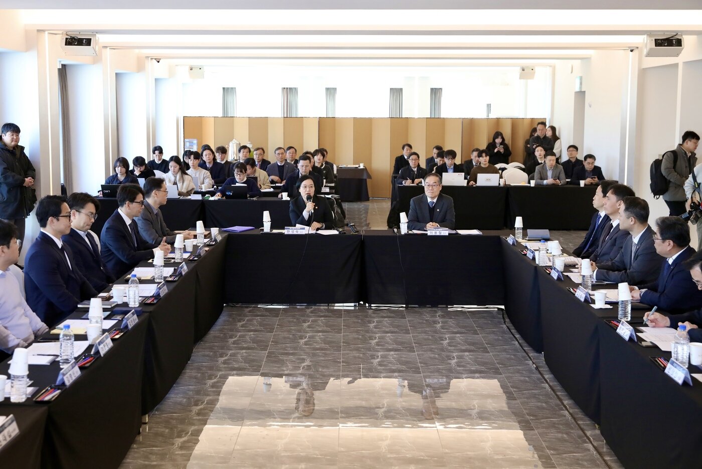 본문 이미지 - 한성숙 중소벤처기업부 장관이 23일 서울 용산구 피스앤파크컨벤션에서 열린 '방산 스타트업 육성 업무협약식'에서 인사말을 하고 있다. (중기부 제공)