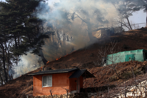함양 산불 진화율 69%…"헬기 가동 진전 있어"