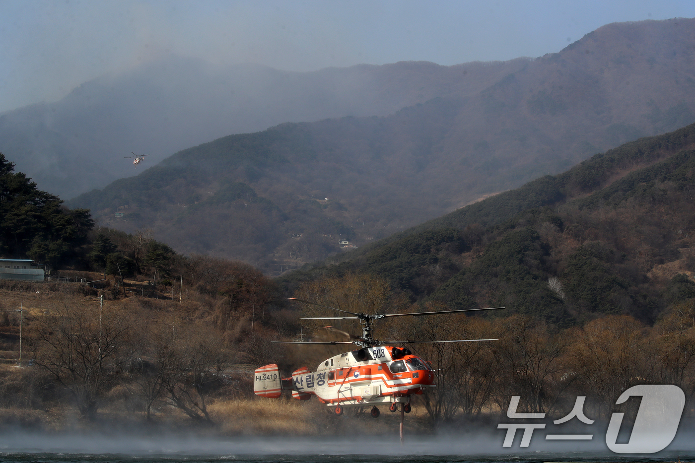 (함양=뉴스1) 윤일지 기자 = 경남 함양 산불 사흘째인 23일 오전 함양군 휴천면 임천에서 산림청 헬기가 물을 담수하고 있다.  2026.2.23/뉴스1