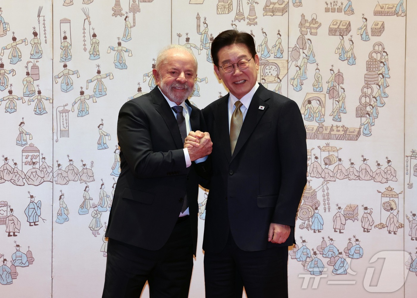 (서울=뉴스1) 이재명 기자 = 이재명 대통령과 브라질 루이스 이나시우 룰라 다 시우바 대통령이 23일 청와대에서 정상회담에 앞서 기념촬영을 하고 있다. 2026.2.23/뉴스1