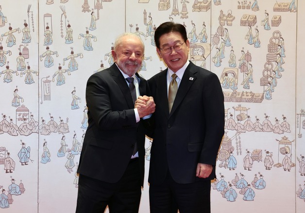 룰라 브라질 대통령과 기념촬영하는 이재명 대통령