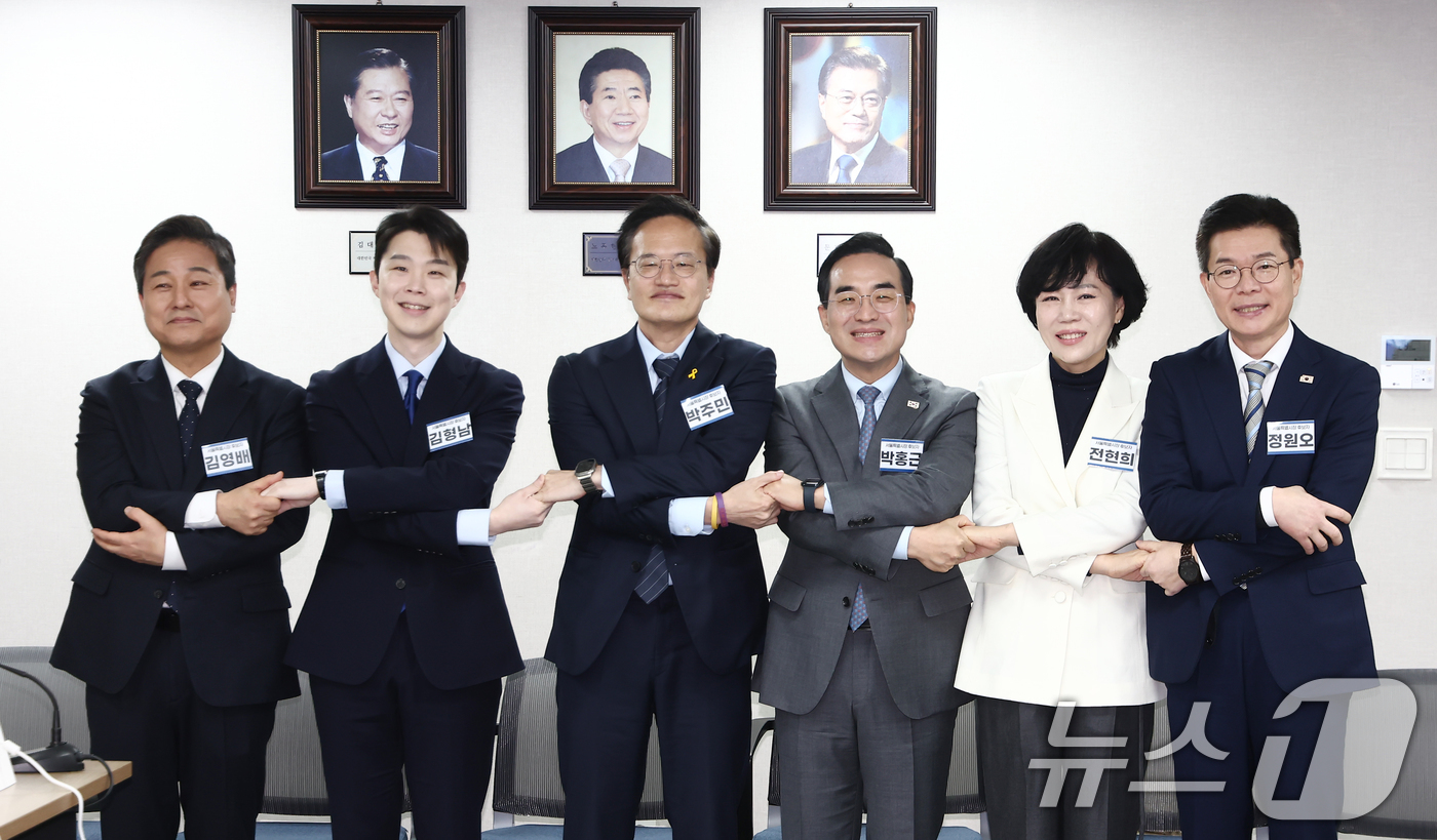 (서울=뉴스1) 김민지 기자 = 23일 오전 서울 영등포구 더불어민주당 당사에서 열린 중앙당공천관리위원회 2차 회의 및 광역단체장 후보자 면접에서 서울시장 후보들이 손을 맞잡고 기 …