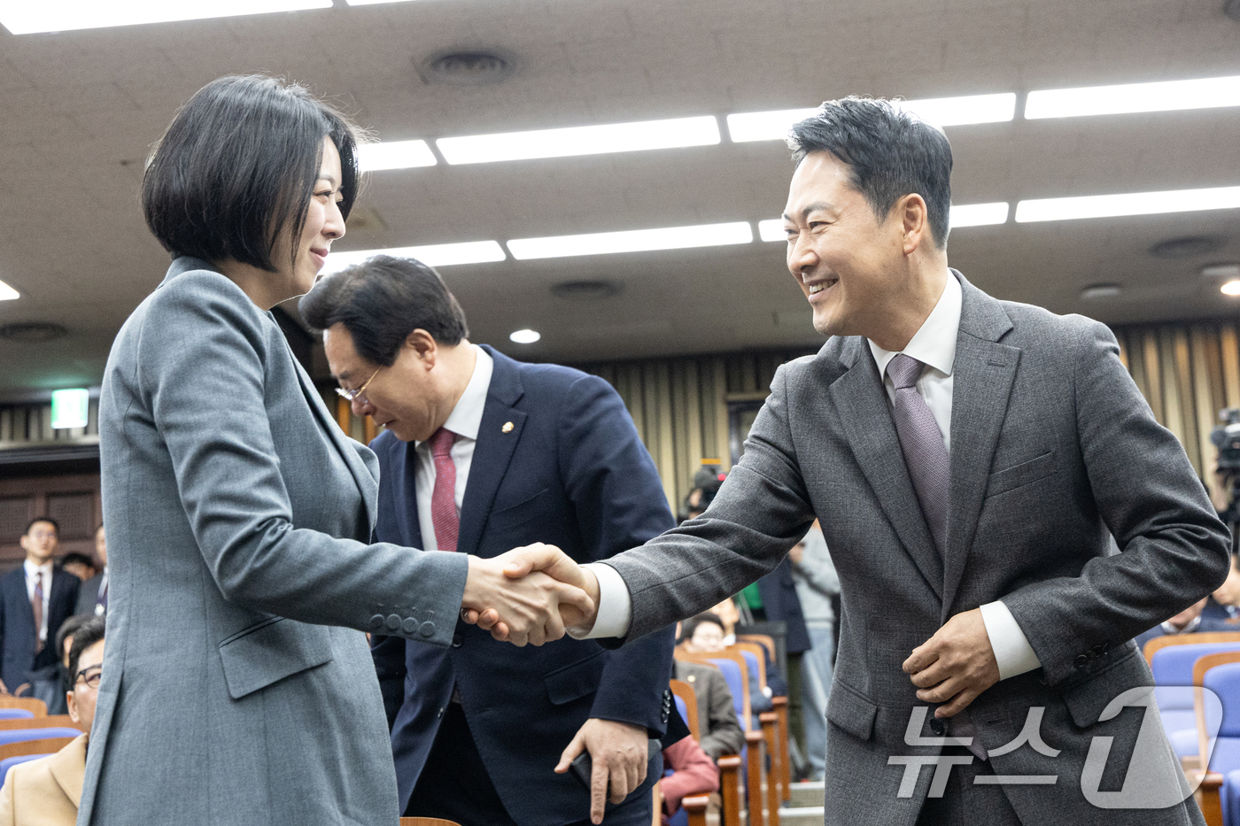 (서울=뉴스1) 이승배 기자 = 장동혁 국민의힘 대표가 23일 서울 여의도 국회에서 열린 의원총회에서 배현진 의원과 악수하고 있다. 2026.2.23/뉴스1
