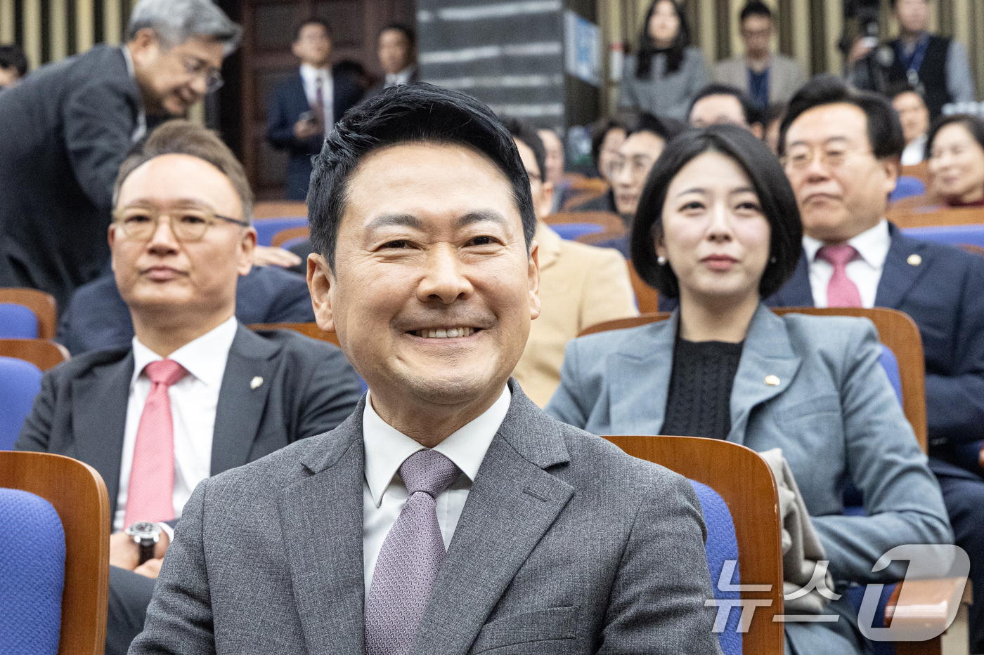 (서울=뉴스1) 이승배 기자 = 장동혁 국민의힘 대표가 23일 서울 여의도 국회에서 열린 의원총회에 참석해 있다. 2026.2.23/뉴스1