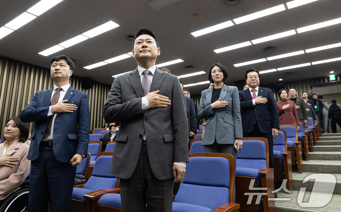 (서울=뉴스1) 이승배 기자 = 장동혁 국민의힘 대표가 23일 서울 여의도 국회에서 열린 의원총회에서 국민의례하고 있다. 2026.2.23/뉴스1