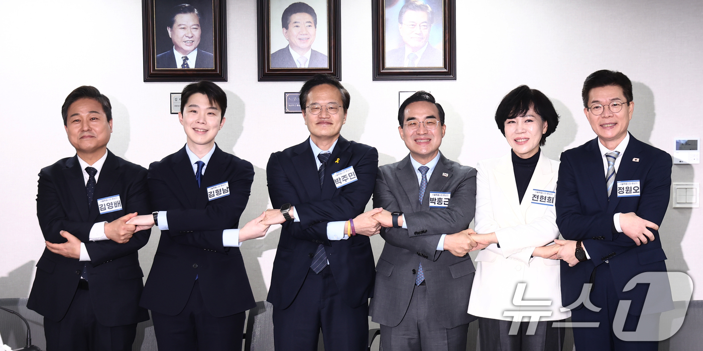 (서울=뉴스1) 김민지 기자 = 23일 오전 서울 영등포구 더불어민주당 당사에서 열린 중앙당공천관리위원회 2차 회의 및 광역단체장 후보자 면접에서 서울시장 후보들이 손을 맞잡고 기 …