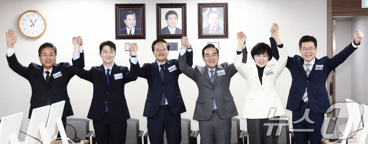 (서울=뉴스1) 김민지 기자 = 23일 오전 서울 영등포구 더불어민주당 당사에서 열린 중앙당공천관리위원회 2차 회의 및 광역단체장 후보자 면접에서 서울시장 후보들이 손을 맞잡고 기 …