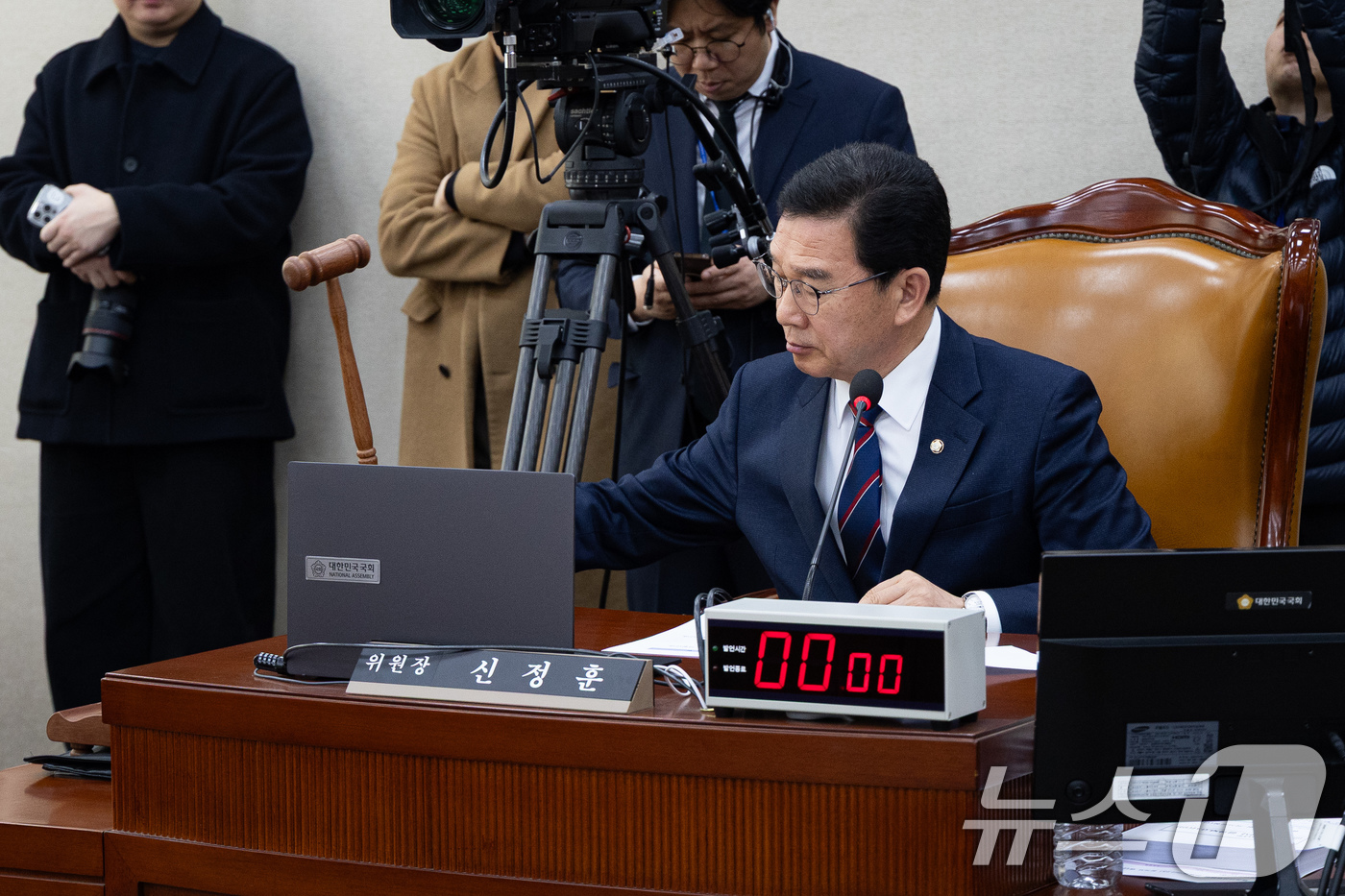 (서울=뉴스1) 유승관 기자 = 신정훈 국회 행정안전위원장이 23일 서울 여의도 국회에서 열린 제432회 국회(임시회) 행정안전위원회 제4차 전체회의에서 의사봉을 두드리고 있다.국 …
