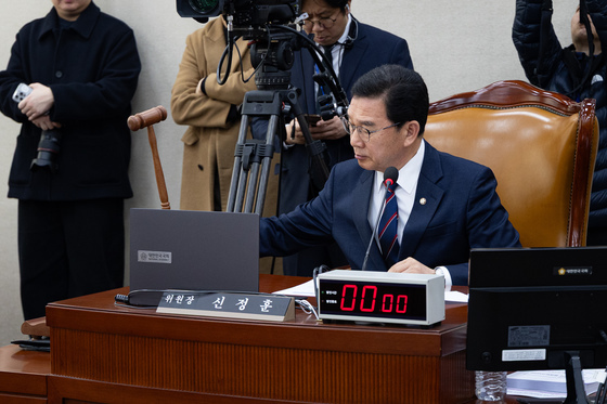 의사봉 두드리는 신정훈 국회 행안위원장