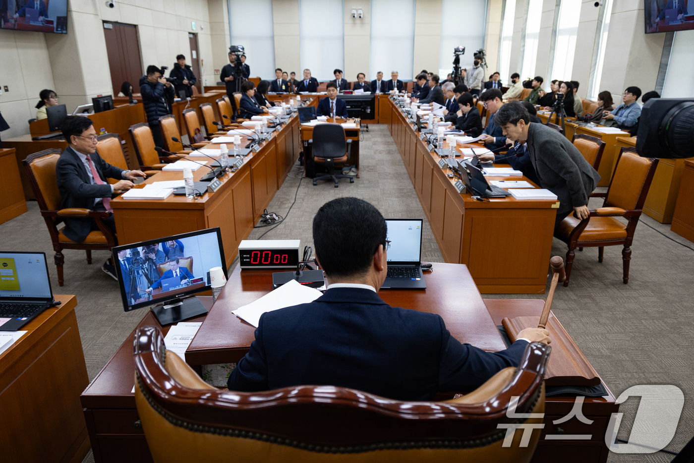 (서울=뉴스1) 유승관 기자 = 신정훈 국회 행정안전위원장이 23일 서울 여의도 국회에서 열린 제432회 국회(임시회) 행정안전위원회 제4차 전체회의에서 의사봉을 두드리고 있다.국 …