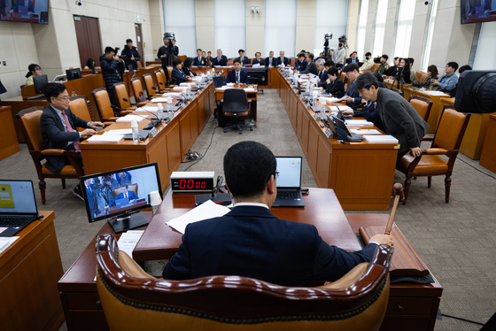 '개헌 선결과제' 국민투표법, 행안위 문턱 넘었다…野 표결 불참(종합)
