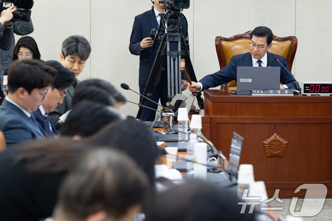 (서울=뉴스1) 유승관 기자 = 신정훈 국회 행정안전위원장이 23일 서울 여의도 국회에서 열린 제432회 국회(임시회) 행정안전위원회 제4차 전체회의에서 의사봉을 두드리고 있다.국 …