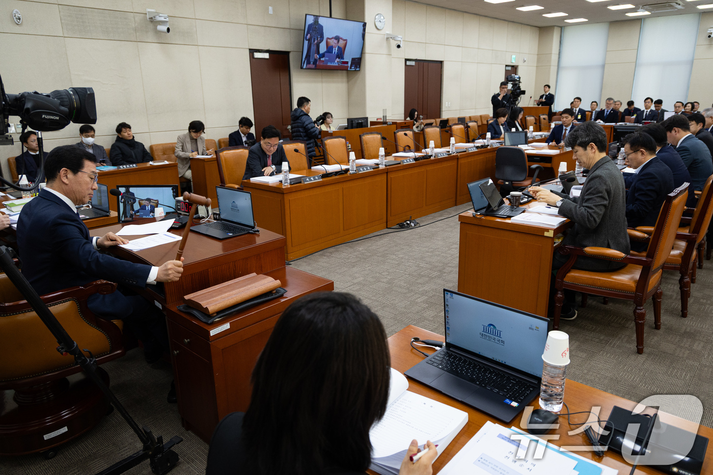 (서울=뉴스1) 유승관 기자 = 신정훈 국회 행정안전위원장이 23일 서울 여의도 국회에서 열린 제432회 국회(임시회) 행정안전위원회 제4차 전체회의에서 의사봉을 두드리고 있다.국 …