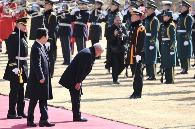 태극기에 예 표하는 룰라 브라질 대통령