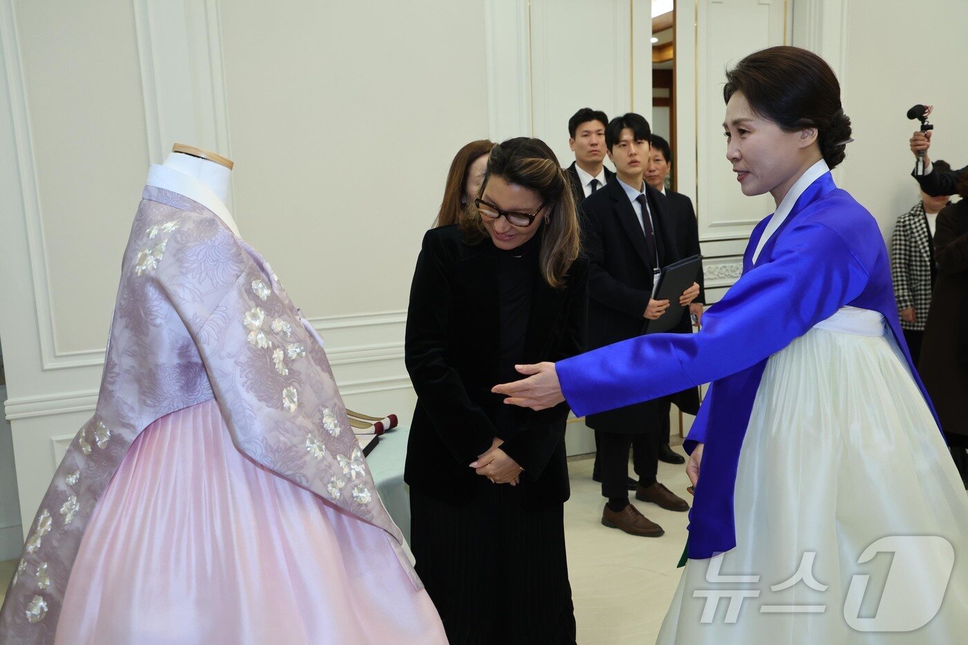 본문 이미지 - 김혜경 여사가 23일 청와대에서 루이스 이나시우 룰라 다시우바 브라질 대통령 부인 호잔젤라 다시우바 여사에게 맞춤전통한복을 선물하고 있다. 2026.2.23 ⓒ 뉴스1 이재명 기자