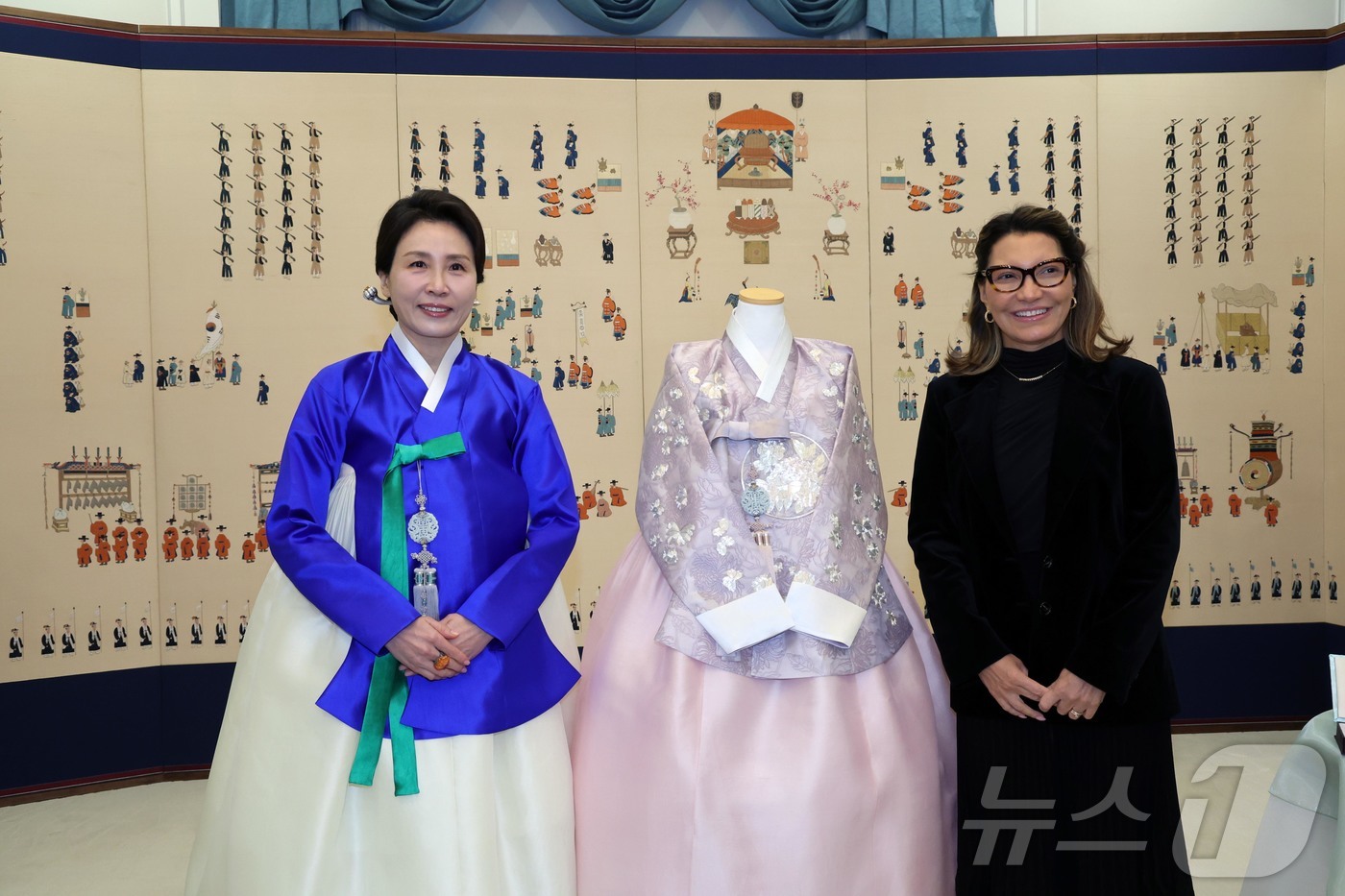 (서울=뉴스1) 이재명 기자 = 김혜경 여사가 23일 청와대에서 루이스 이나시우 룰라 다시우바 브라질 대통령 부인 호잔젤라 다시우바 여사에게 맞춤전통한복을 선물하고 기념촬영을 하고 …