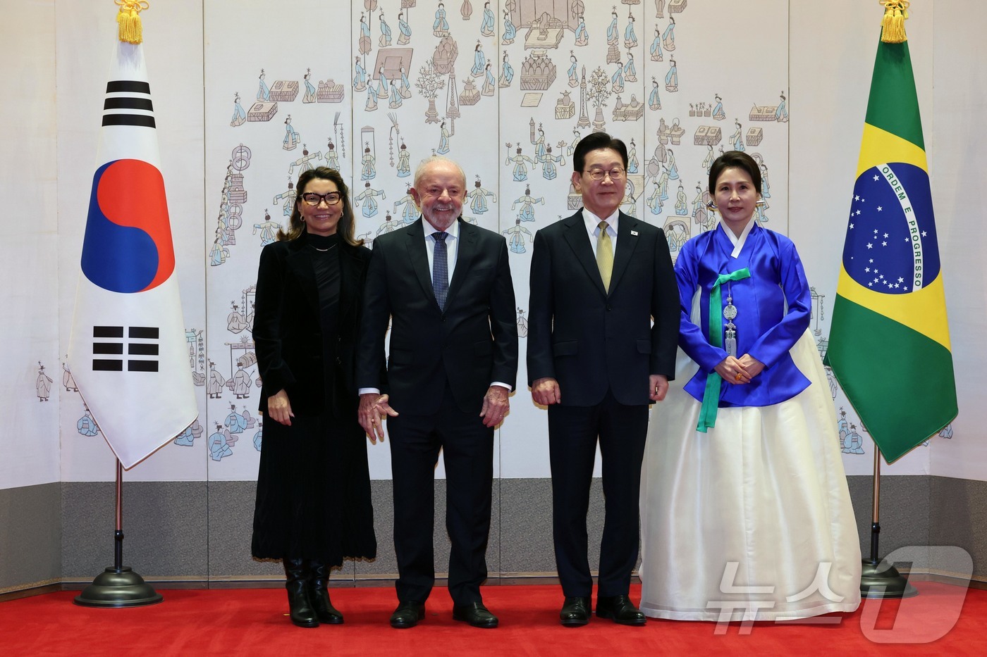 (서울=뉴스1) 이재명 기자 = 이재명 대통령과 김혜경 여사가 23일 청와대에서 국빈 방한한 브라질 루이스 이나시우 룰라 다 시우바 대통령, 부인 잔자 룰라 다 시우바 여사와 기념 …