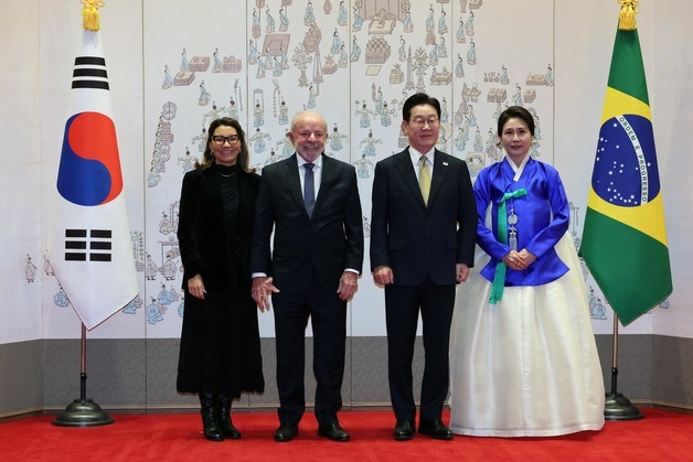 브라질 대통령 부부와 기념촬영하는 이재명 대통령 부부