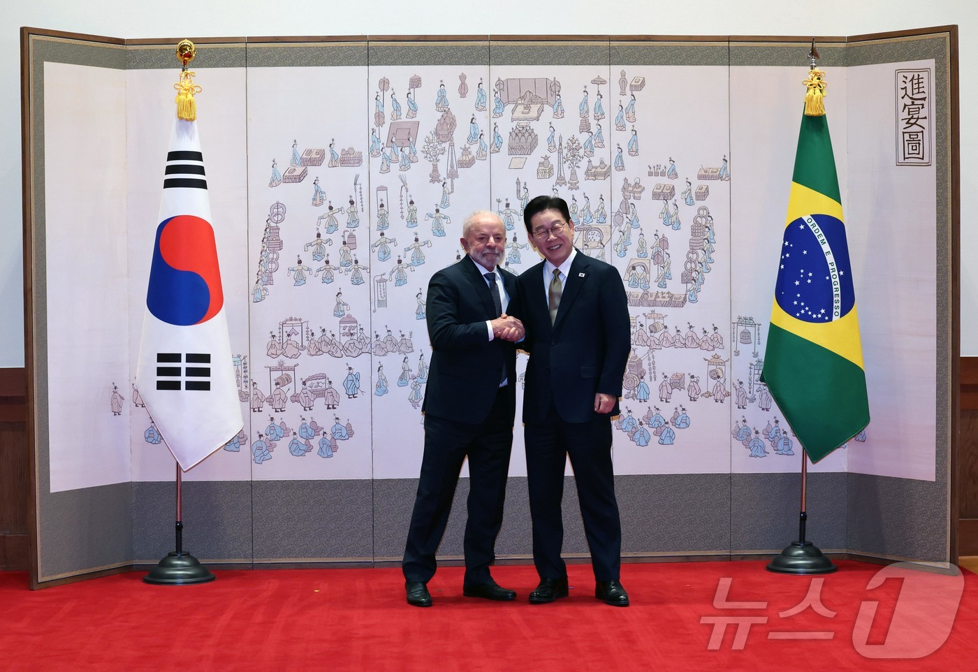 (서울=뉴스1) 이재명 기자 = 이재명 대통령과 브라질 루이스 이나시우 룰라 다 시우바 대통령이 23일 청와대에서 정상회담에 앞서 기념촬영을 하고 있다. 2026.2.23/뉴스1