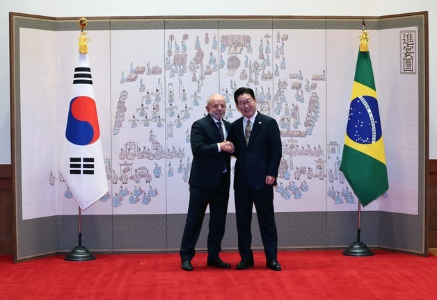 정상회담 앞서 기념촬영하는 이재명 대통령과 룰라 대통령