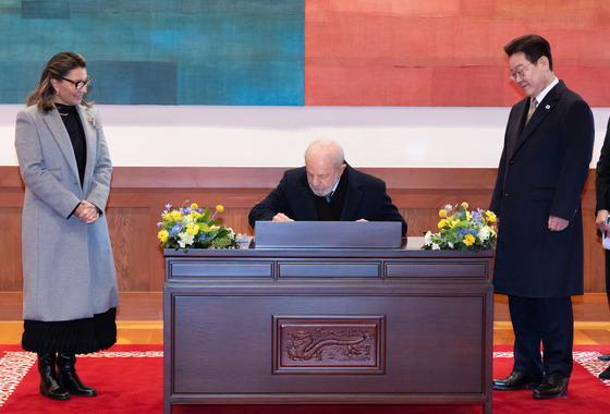 방명록 작성하는 룰라 대통령