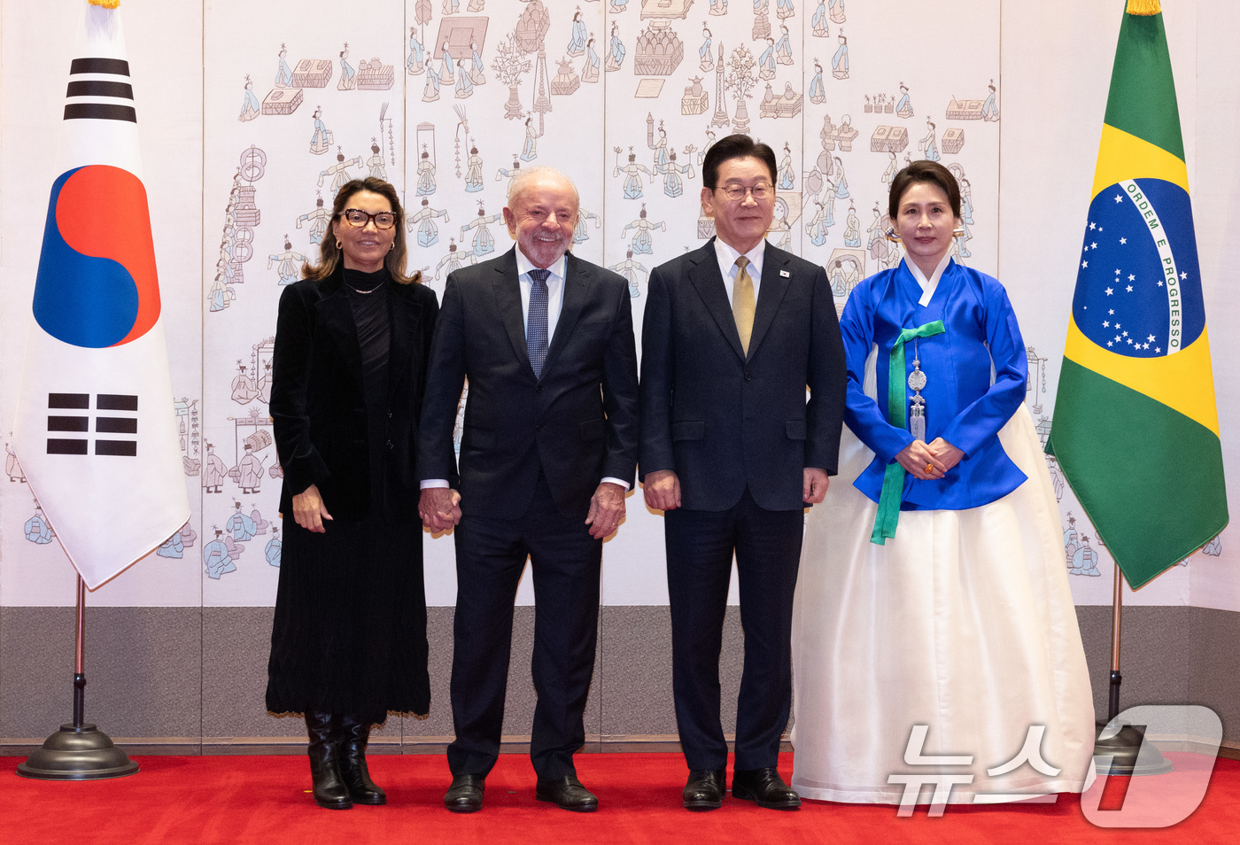 (서울=뉴스1) 이재명 = 이재명 대통령 부부와 브라질 루이스 이나시우 룰라 다 시우바 대통령 부부가 23일 청와대에서 정상회담에 앞서 기념촬영을 하고 있다. 2026.2.23/뉴 …