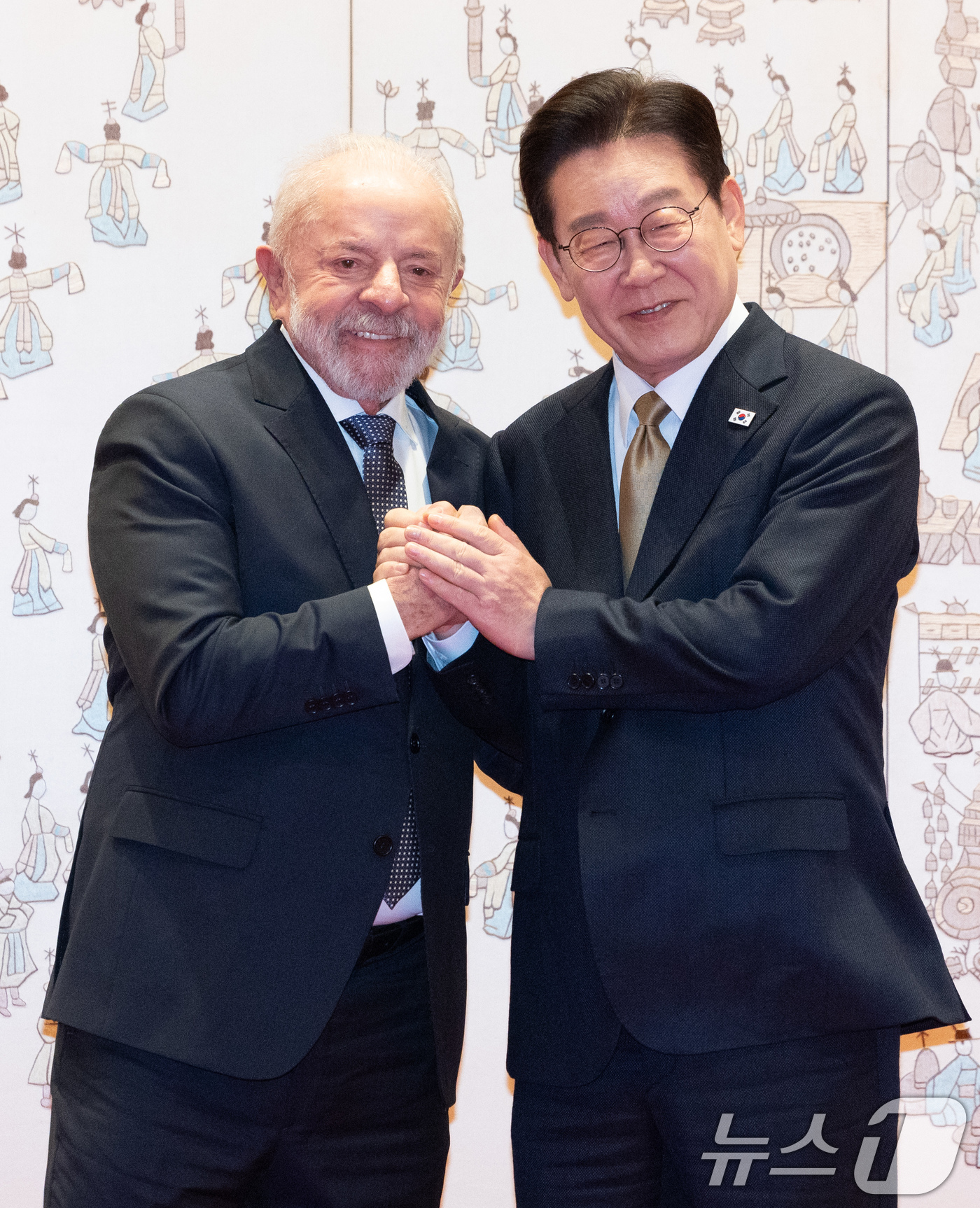 (서울=뉴스1) 이재명 = 이재명 대통령과 브라질 루이스 이나시우 룰라 다 시우바 대통령이 23일 청와대에서 정상회담에 앞서 기념촬영을 하고 있다. 2026.2.23/뉴스1