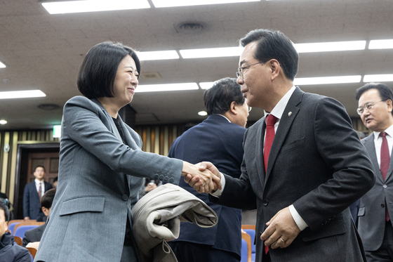 악수하는 송언석 원내대표와 배현진 의원