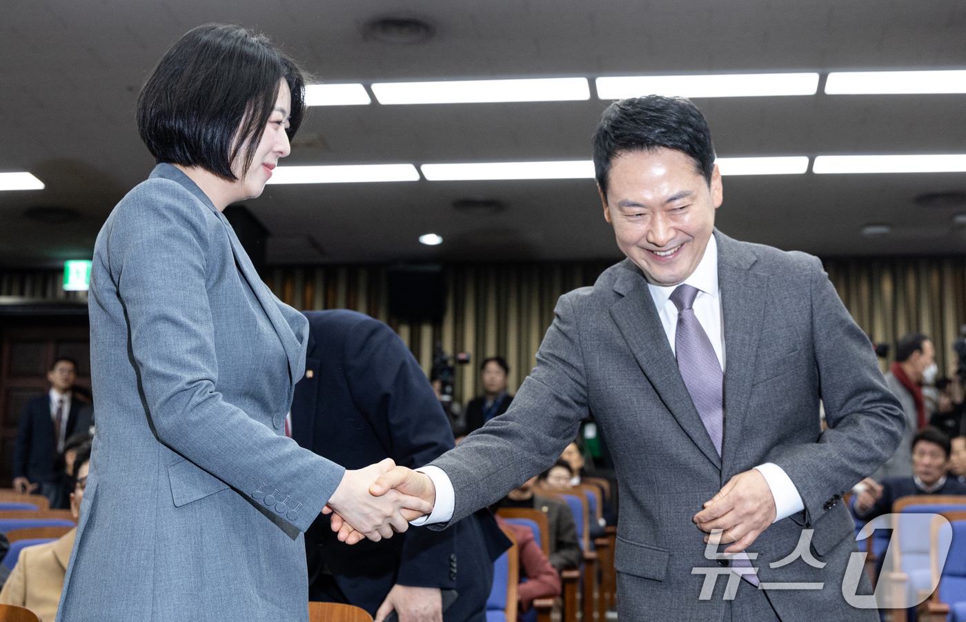 (서울=뉴스1) 이승배 기자 = 장동혁 국민의힘 대표가 23일 서울 여의도 국회에서 열린 의원총회에서 배현진 의원과 악수하고 있다. 2026.2.23/뉴스1