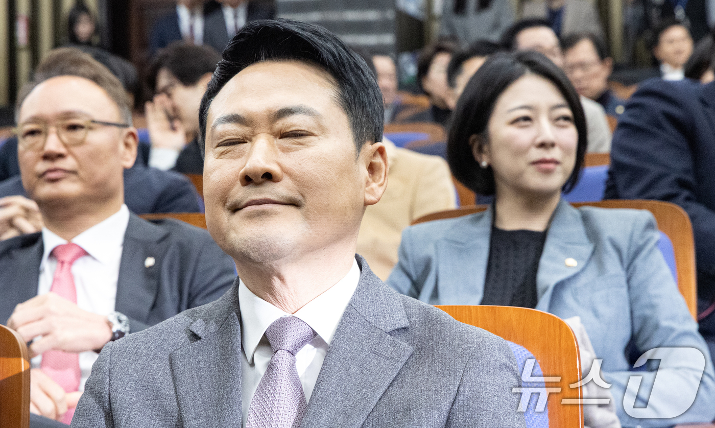 (서울=뉴스1) 이승배 기자 = 장동혁 국민의힘 대표가 23일 서울 여의도 국회에서 열린 의원총회에 자리하고 있다. 2026.2.23/뉴스1