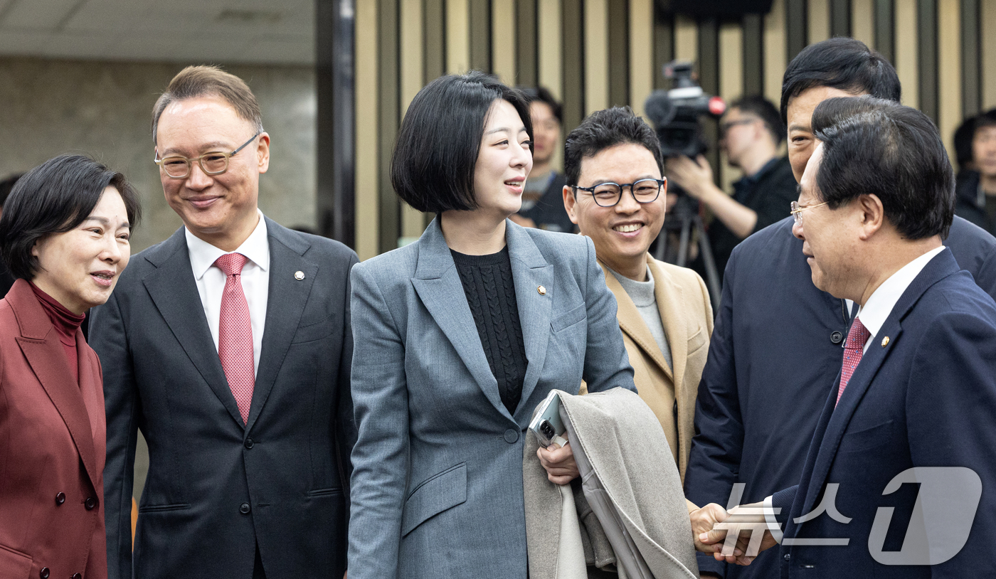 (서울=뉴스1) 이승배 기자 = 배현진, 박정훈 국민의힘 의원 등이 23일 서울 여의도 국회에서 열린 의원총회에 참석하고 있다. 2026.2.23/뉴스1