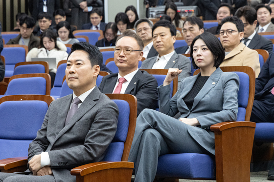 송언석 원내대표 모두발언 듣는 장동혁 대표