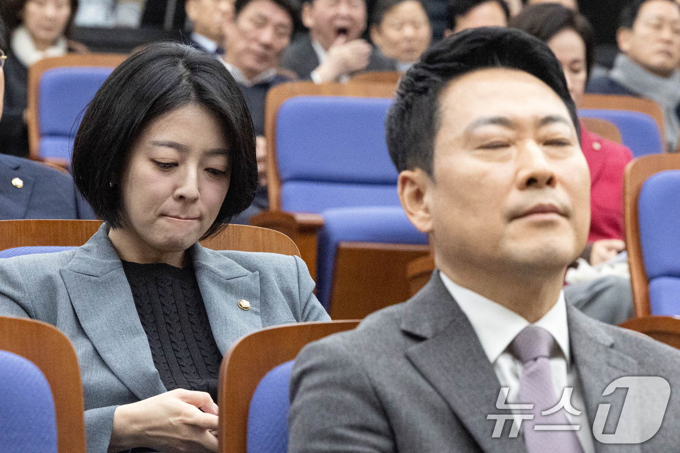 (서울=뉴스1) 이승배 기자 = 배현진 국민의힘 의원이 23일 서울 여의도 국회에서 열린 의원총회에 참석해 있다. 2026.2.23/뉴스1