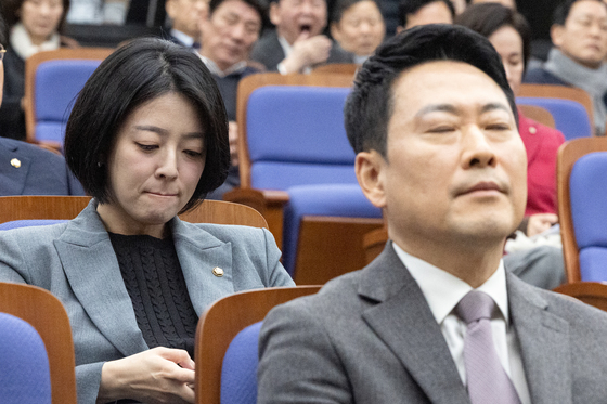 장동혁 대표 뒤에 자리한 배현진 의원