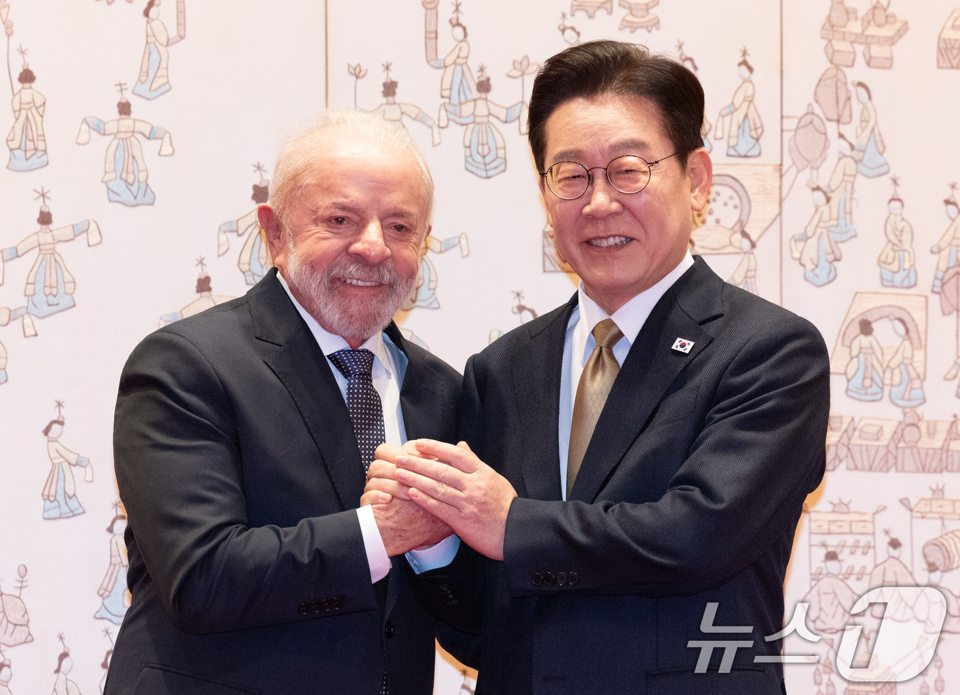 (서울=뉴스1) 이재명 = 이재명 대통령과 브라질 루이스 이나시우 룰라 다 시우바 대통령이 23일 청와대에서 정상회담에 앞서 기념촬영을 하고 있다. 2026.2.23/뉴스1