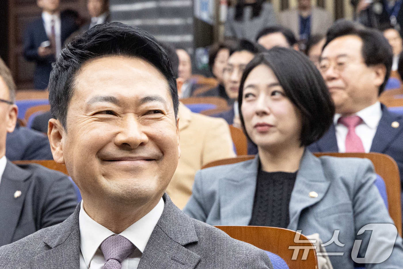 (서울=뉴스1) 이승배 기자 = 장동혁 국민의힘 대표가 23일 서울 여의도 국회에서 열린 의원총회에 자리하고 있다. 2026.2.23/뉴스1